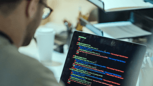 Persona codificando en el ordenador.